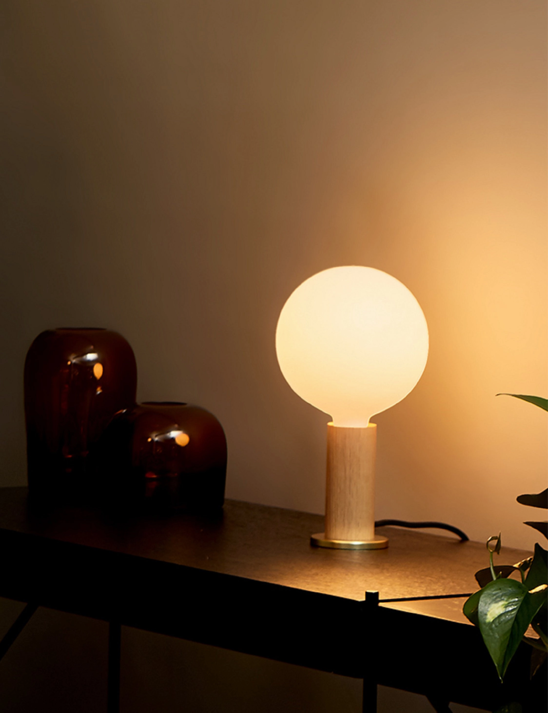 Knuckle Table Lamp with Sphere IV by Tala