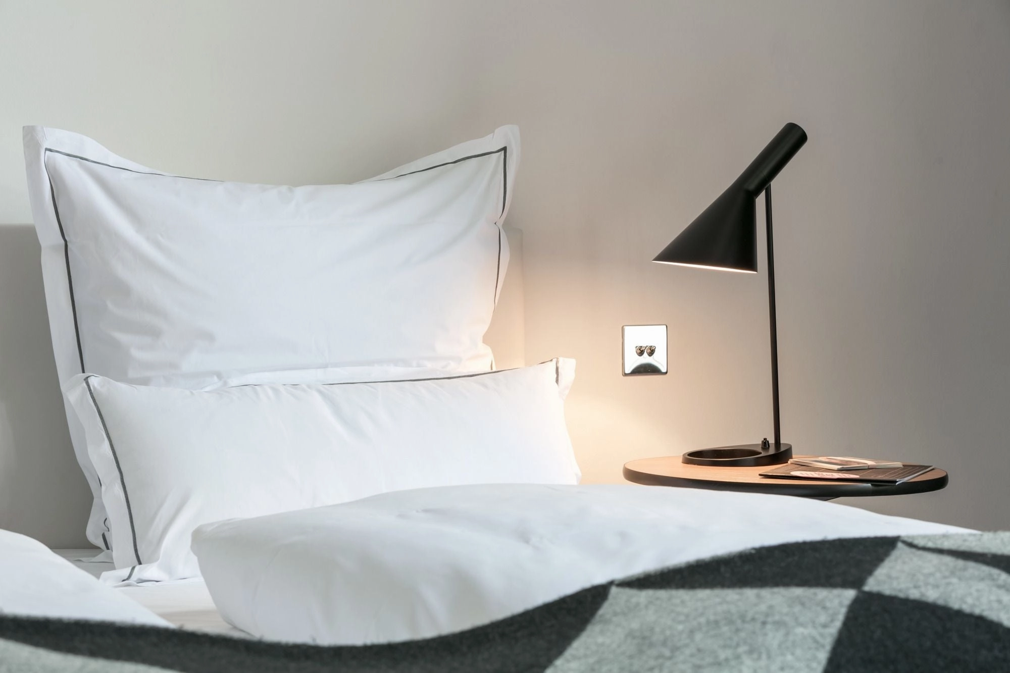 Louis Poulsen Aj Table Lamp V3, Aubergine