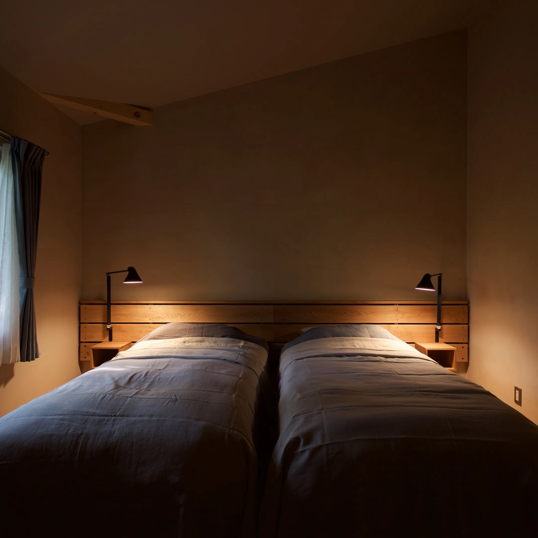 NJP Wall Lamp w/ Outlet Box - Long Arm