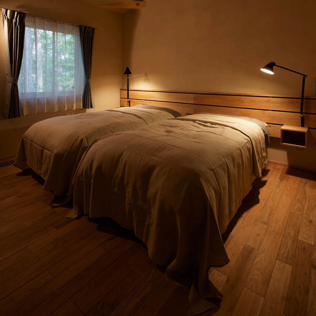 NJP Wall Lamp w/ Outlet Box - Long Arm